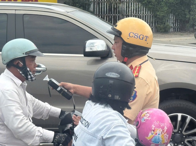 CSGT TP.HCM đo nồng độ cồn ban ngày: Nhiều người ngỡ ngàng vì bị phạt kịch khung- Ảnh 4. CSGT TP.HCM đo nồng độ cồn ban ngày: Nhiều người ngỡ ngàng vì bị phạt kịch khung- Ảnh 4.