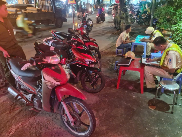 CSGT TP.HCM đo nồng độ cồn ban ngày: Nhiều người ngỡ ngàng vì bị phạt kịch khung- Ảnh 7. CSGT TP.HCM đo nồng độ cồn ban ngày: Nhiều người ngỡ ngàng vì bị phạt kịch khung- Ảnh 7.