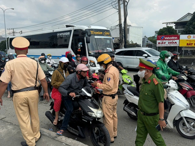 CSGT TP.HCM đo nồng độ cồn ban ngày: Nhiều người ngỡ ngàng vì bị phạt kịch khung- Ảnh 3. CSGT TP.HCM đo nồng độ cồn ban ngày: Nhiều người ngỡ ngàng vì bị phạt kịch khung- Ảnh 3.