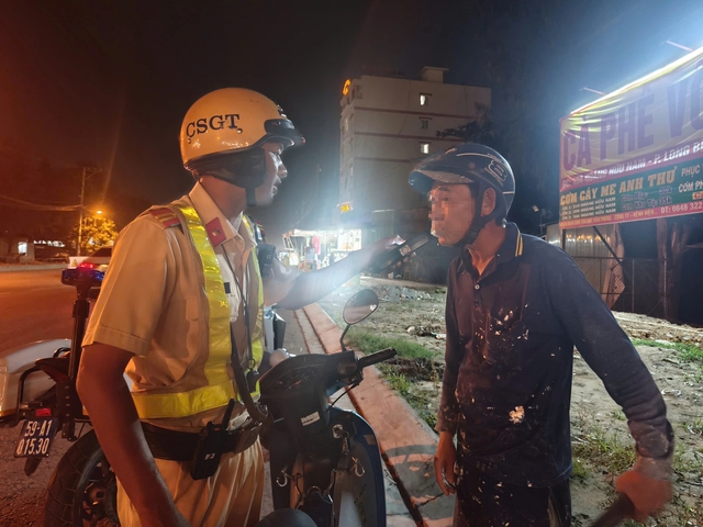 CSGT TP.HCM đo nồng độ cồn ban ngày: Nhiều người ngỡ ngàng vì bị phạt kịch khung- Ảnh 5. CSGT TP.HCM đo nồng độ cồn ban ngày: Nhiều người ngỡ ngàng vì bị phạt kịch khung- Ảnh 5.
