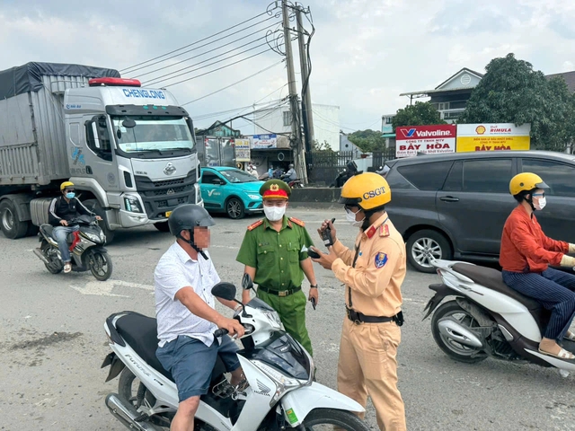 CSGT TP.HCM đo nồng độ cồn ban ngày: Nhiều người ngỡ ngàng vì bị phạt kịch khung- Ảnh 1. CSGT TP.HCM đo nồng độ cồn ban ngày: Nhiều người ngỡ ngàng vì bị phạt kịch khung- Ảnh 1.