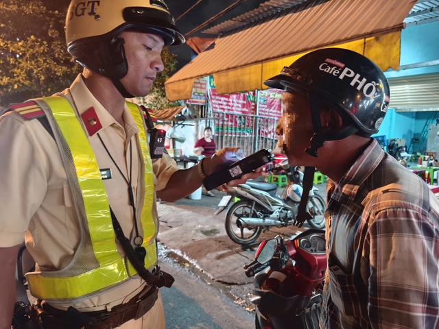 CSGT TP.HCM đo nồng độ cồn ban ngày: Nhiều người ngỡ ngàng vì bị phạt kịch khung- Ảnh 6. CSGT TP.HCM đo nồng độ cồn ban ngày: Nhiều người ngỡ ngàng vì bị phạt kịch khung- Ảnh 6.
