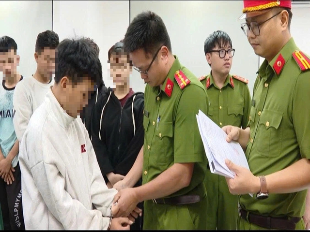 CSGT TP.HCM truy vết thần tốc, hàng chục thanh thiếu niên tụ tập đua xe bị bắt- Ảnh 2.