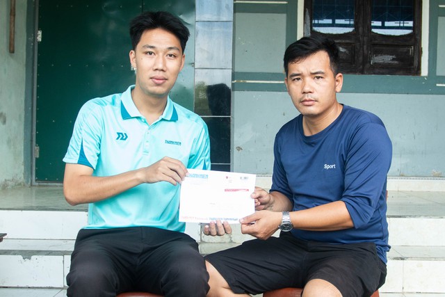 Trao tiền bạn đọc giúp các hoàn cảnh khó khăn, bệnh tật tại Quảng Trị - Ảnh 1.