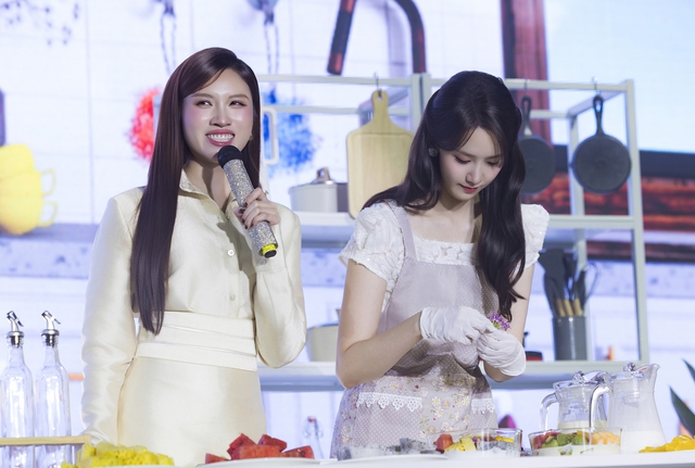 MC Thanh Thanh Huyền g&acirc;y ch&uacute; &yacute; khi hướng dẫn mỹ nh&acirc;n SNSD tạo d&aacute;ng với n&oacute;n l&aacute; - Ảnh 1.