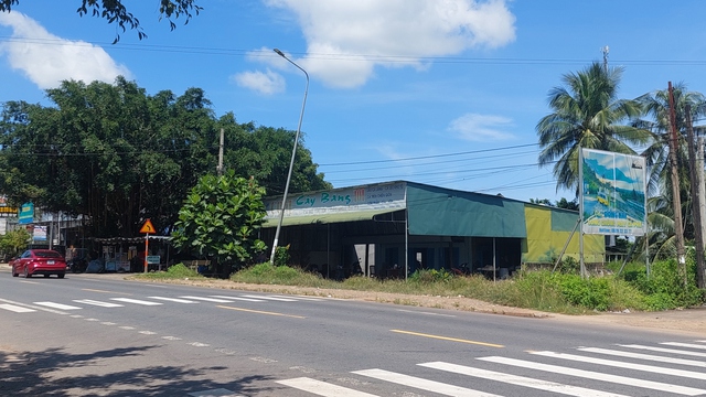 Trụ đèn bị nghiêng, gây nguy hiểm