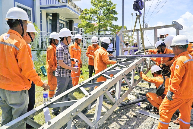 Sau bão số 10, ‘áo cam’ căng mình dựng …
