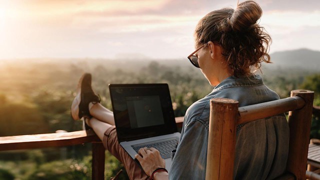 Mẹo hay tiết kiệm pin cho laptop Windows và MacBook - Ảnh 1.