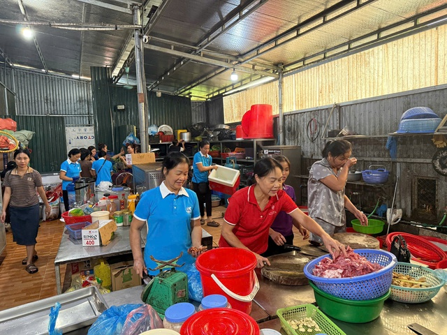 Thắp lửa yêu thương, nấu cơm gửi người dân vùng lũ- Ảnh 2.