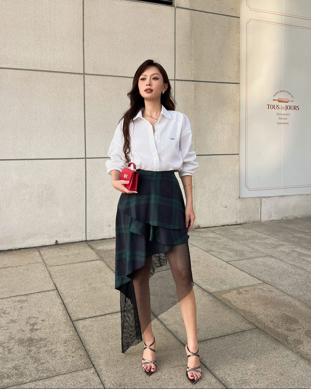 Chân váy vạt chéo giúp mọi vóc dáng trở nên thanh lịch - Ảnh 3.