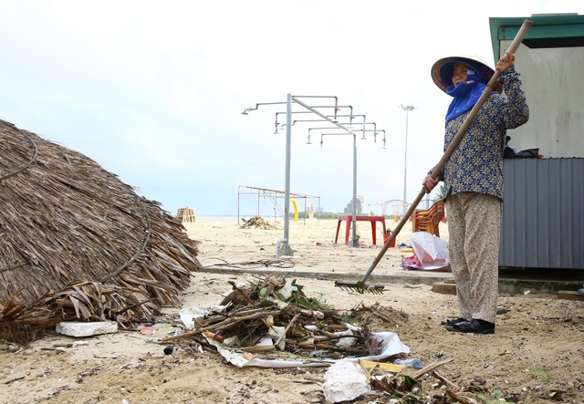 Người dân cật lực dọn rác ở biển Nhật Lệ sau bão số 10- Ảnh 5.