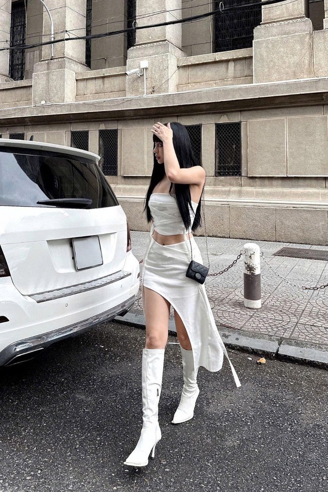 Chân váy vạt chéo giúp mọi vóc dáng trở nên thanh lịch - Ảnh 8.