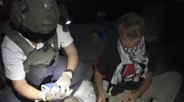 Israel xông lên tàu chở hàng viện trợ Gaza, nhà hoạt động Greta Thunberg bị bắt - Ảnh 1.