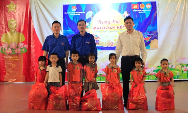 'Trung thu Đại đoàn kết' tại xã Sơn Thủ…