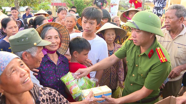 Khắc phục hậu quả bão số 10: Nước rút đến đâu, dọn dẹp ngay tới đó - Ảnh 2.