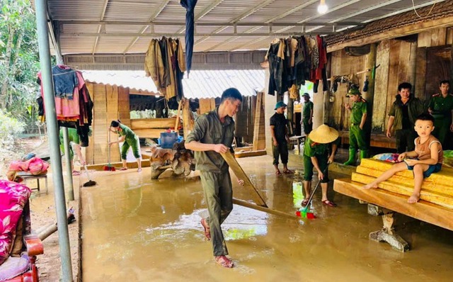 Khắc phục hậu quả bão số 10: Nước rút đến đâu, dọn dẹp ngay tới đó - Ảnh 4.