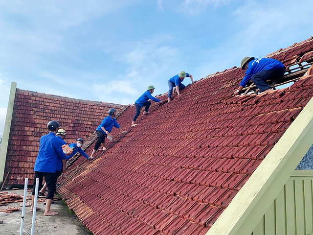 Khắc phục hậu quả bão số 10: Nước rút đến đâu, dọn dẹp ngay tới đó - Ảnh 3.