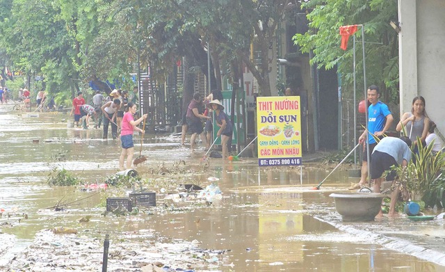Khắc phục hậu quả bão số 10: Nước rút đến đâu, dọn dẹp ngay tới đó - Ảnh 1.