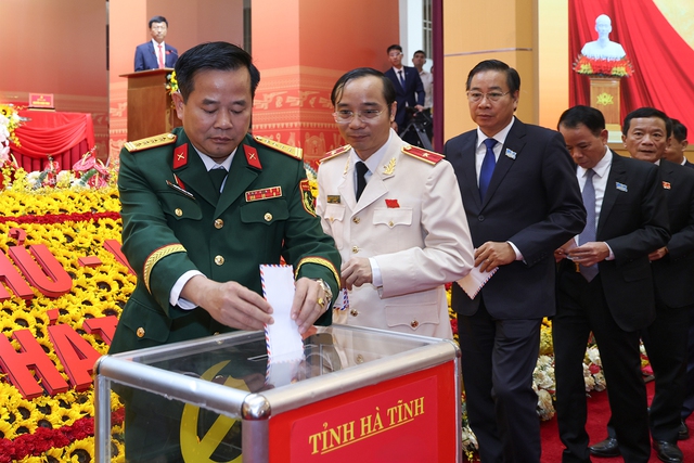 Hà Tĩnh phát động ủng hộ đồng bào bị thiệt hại do bão số 10 - Ảnh 2.