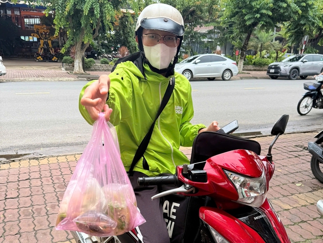 Hai chàng trai lập …