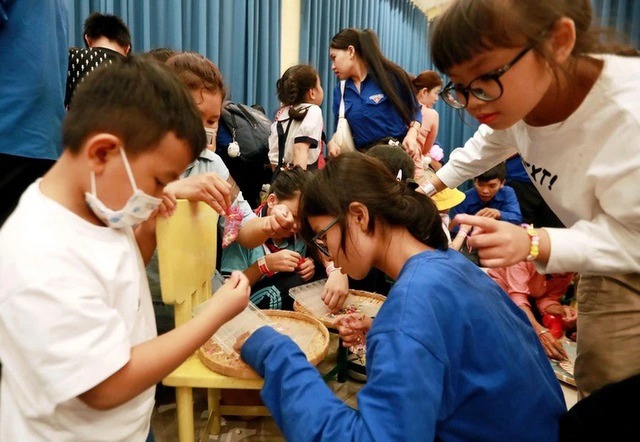 Đ&ecirc;m trăng cổ t&iacute;ch tại Đầm Sen: Ng&agrave;y hội trung thu đầy &yacute; nghĩa cho trẻ em - Ảnh 2.