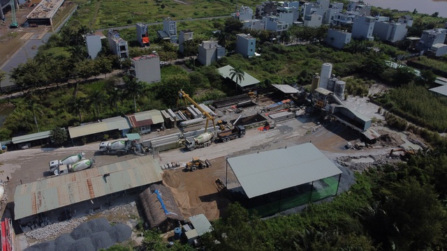 TP.HCM: Trạm bê tông gây ô nhiễm, người dân bức xúc kêu cứu- Ảnh 1. TP.HCM: Trạm bê tông gây ô nhiễm, người dân bức xúc kêu cứu- Ảnh 1.