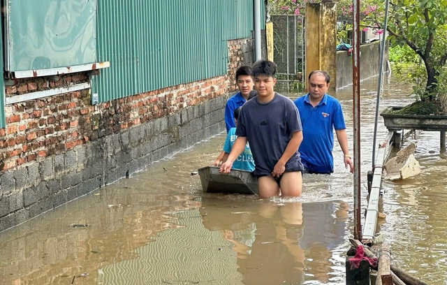 Thanh niên Hà Nội chung tay giúp đỡ người dân trong trận ngập lụt do bão Bualoi - Ảnh 4. Thanh niên Hà Nội chung tay giúp đỡ người dân trong trận ngập lụt do bão Bualoi - Ảnh 4.