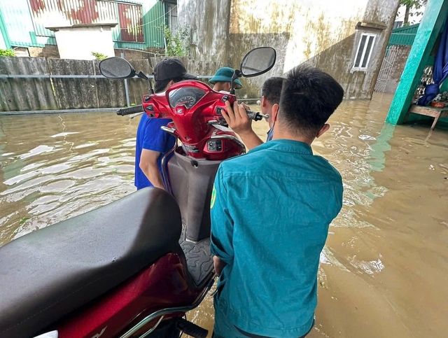 Thanh niên Hà Nội chung tay giúp đỡ người dân trong trận ngập lụt do bão Bualoi - Ảnh 5. Thanh niên Hà Nội chung tay giúp đỡ người dân trong trận ngập lụt do bão Bualoi - Ảnh 5.