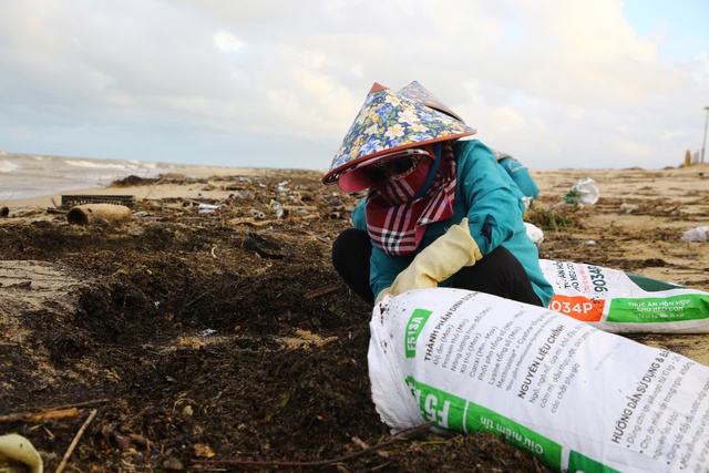 Người dân cật lực dọn rác ở biển Nhật Lệ sau bão số 10- Ảnh 6.