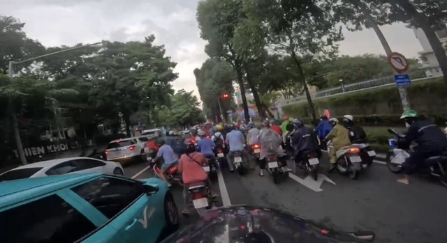 CSGT TP.HCM hụ c&ograve;i rẽ d&ograve;ng kẹt xe chiều mưa đưa người đột quỵ đi cấp cứu- Ảnh 1.