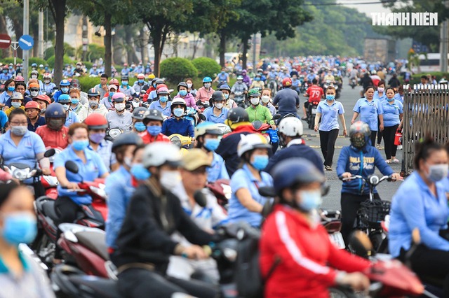 Lăng kính bạn đọc: Chung tay giúp người lao động xa quê yên tâm làm việc - Ảnh 1.