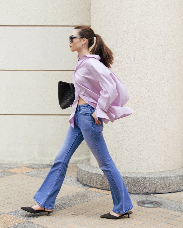 Quần jeans ống loe cạp cao, xu hướng denim nổi bật mùa thu 2025- Ảnh 8. Quần jeans ống loe cạp cao, xu hướng denim nổi bật mùa thu 2025- Ảnh 8.