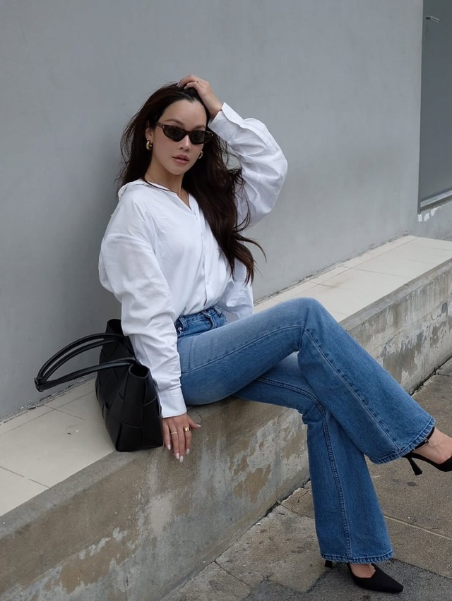 Quần jeans ống loe cạp cao, xu hướng denim nổi bật mùa thu 2025- Ảnh 9. Quần jeans ống loe cạp cao, xu hướng denim nổi bật mùa thu 2025- Ảnh 9.