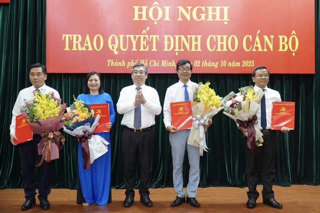 Thành ủy TP.HCM tiếp tục đưa cán bộ thành phố về phường, xã- Ảnh 2.