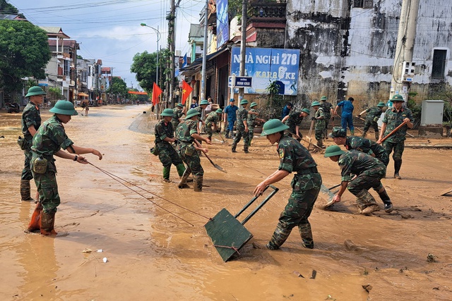 Lào Cai chết 5 người, thiệt hại khoảng 2.750 tỉ vì bão số 10 - Ảnh 1.