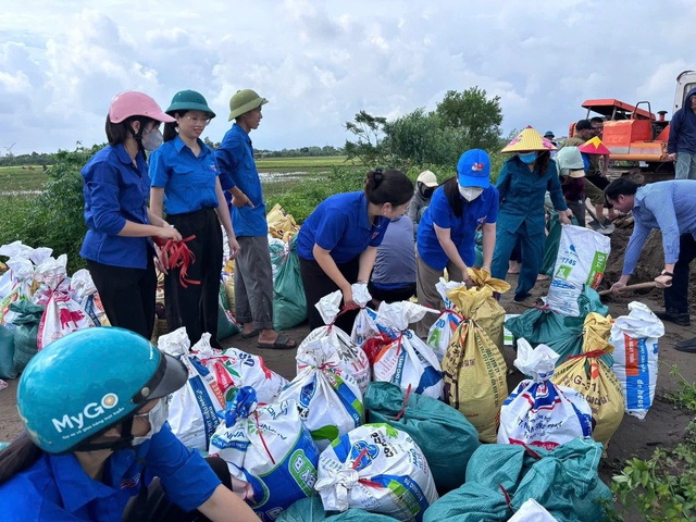 Thanh niên Hà Nội chung tay giúp đỡ người dân trong trận ngập lụt do bão Bualoi - Ảnh 3. Thanh niên Hà Nội chung tay giúp đỡ người dân trong trận ngập lụt do bão Bualoi - Ảnh 3.