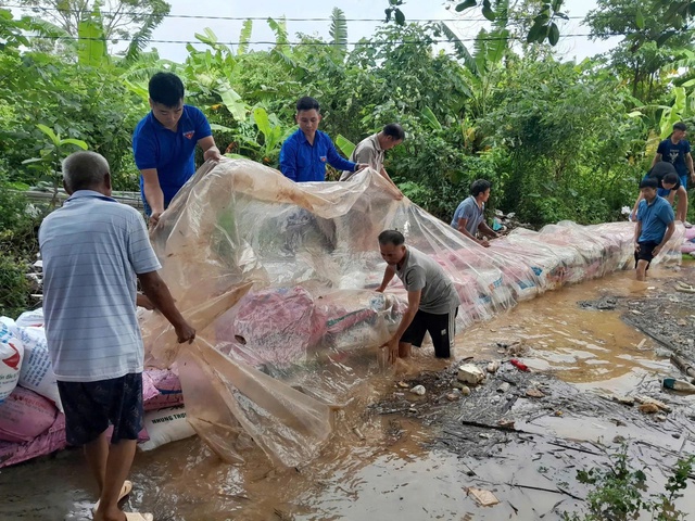 Thanh niên Hà Nội chung tay giúp đỡ người dân trong trận ngập lụt do bão Bualoi - Ảnh 6. Thanh niên Hà Nội chung tay giúp đỡ người dân trong trận ngập lụt do bão Bualoi - Ảnh 6.