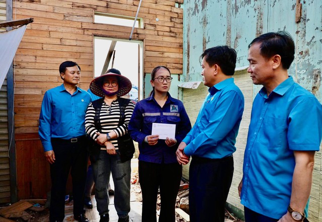 Tổng LĐLĐ Việt Nam phát động ủng hộ đồng bào bị thiệt hại do bão số 10 - Ảnh 2. Tổng LĐLĐ Việt Nam phát động ủng hộ đồng bào bị thiệt hại do bão số 10 - Ảnh 2.