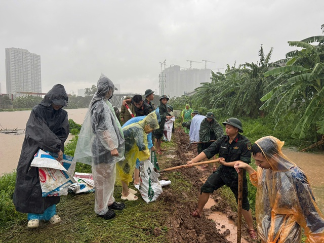 Thanh niên Hà Nội chung tay giúp đỡ người dân trong trận ngập lụt do bão Bualoi - Ảnh 7. Thanh niên Hà Nội chung tay giúp đỡ người dân trong trận ngập lụt do bão Bualoi - Ảnh 7.