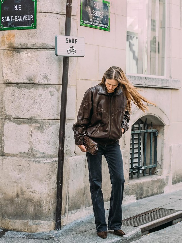 Từ văn phòng đến tiệc tối, quần jeans xanh đen vẫn cuốn hút- Ảnh 4.