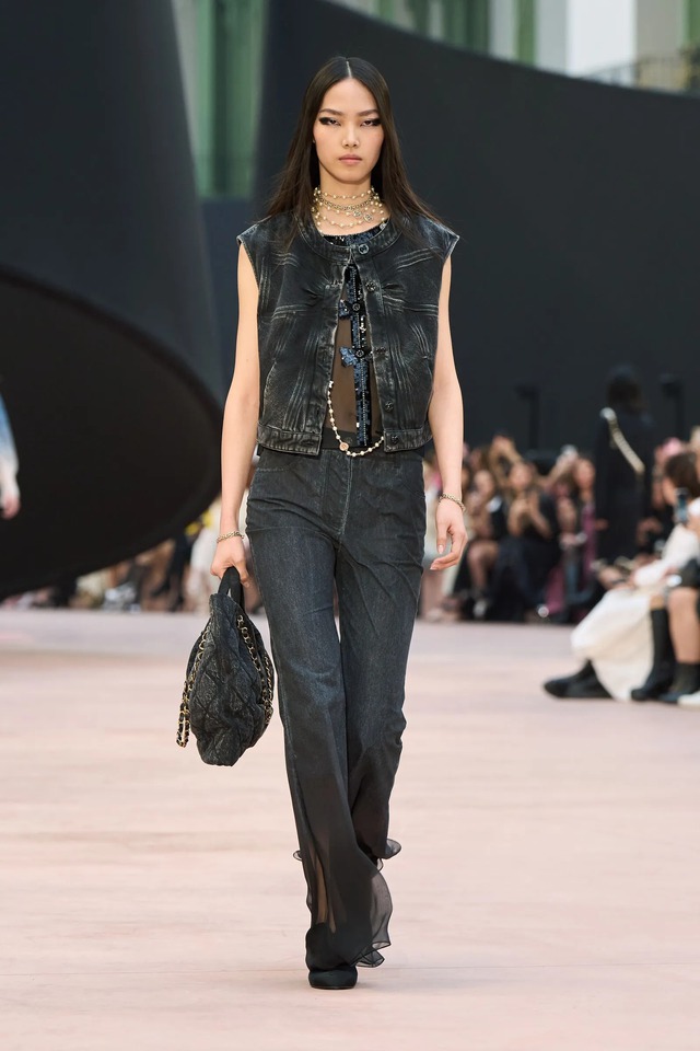 Từ văn phòng đến tiệc tối, quần jeans xanh đen vẫn cuốn hút- Ảnh 5.