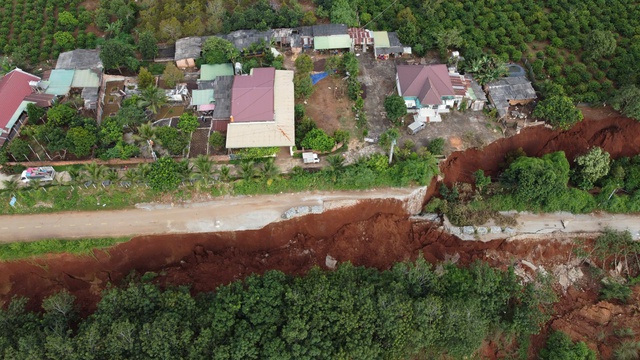 Gia Lai ghi nhận tình trạng sụt lún hàng trăm mét đường nguy hiểm cho người dân - Ảnh 2.