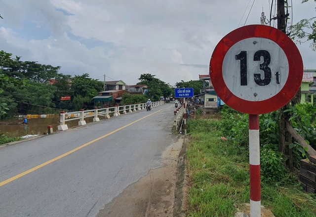 Quảng Trị: Cầu sụt lún, cảnh báo 'xe qua từng chiếc một' mới an toàn- Ảnh 3.