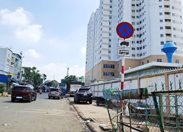 C&oacute; biển cấm nhưng xe vẫn đậu sai quy định g&acirc;y tai nạn giao th&ocirc;ng - Ảnh 2.