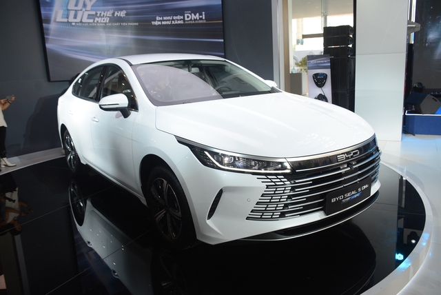 Ô tô hybrid tại Việt Nam 'đua' giảm giá, nhiều mẫu mới ưu đãi hàng chục triệu - Ảnh 3. Ô tô hybrid tại Việt Nam 'đua' giảm giá, nhiều mẫu mới ưu đãi hàng chục triệu - Ảnh 3.