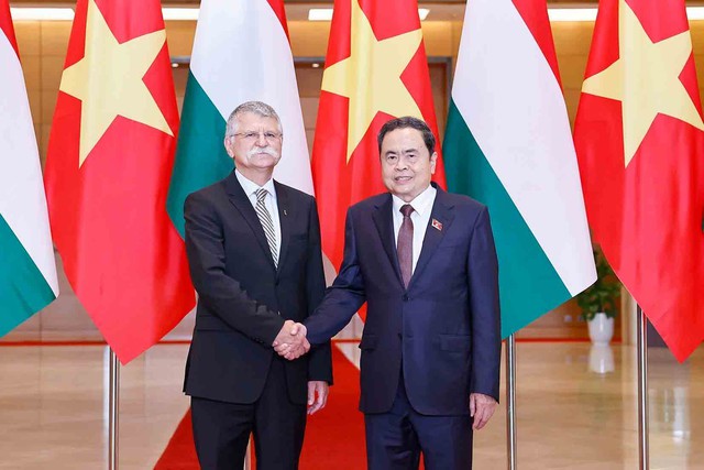 - Ảnh 1. Việt Nam luôn coi trọng và mong muốn tăng cường  hợp tác với Hungary - Ảnh 1.
