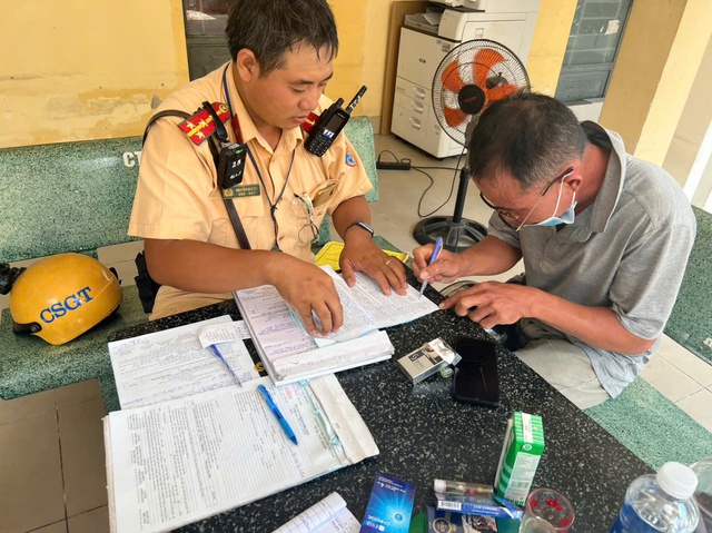 Trường hợp n&agrave;o vi phạm nồng độ cồn kh&ocirc;ng bị tước bằng l&aacute;i xe? - Ảnh 2.