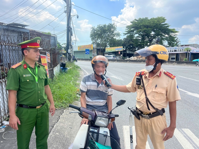 CSGT đo nồng độ cồn ban ngày: Cô gái bị phạt dù chỉ pha bia vào nước ngọt - Ảnh 6.