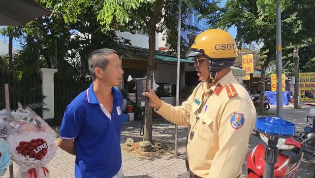 CSGT đo nồng độ cồn ban ngày: Cô gái bị phạt dù chỉ pha bia vào nước ngọt - Ảnh 3.