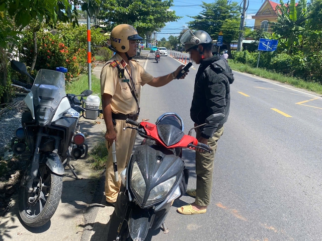 CSGT đo nồng độ cồn ban ngày: Cô gái bị phạt dù chỉ pha bia vào nước ngọt - Ảnh 4.